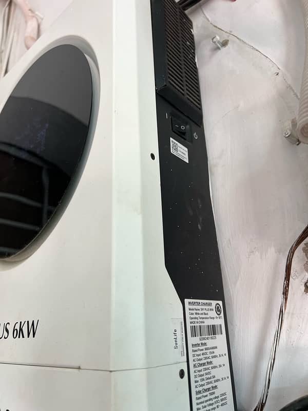 6kw hybrid inverter in 10/10 condition 1