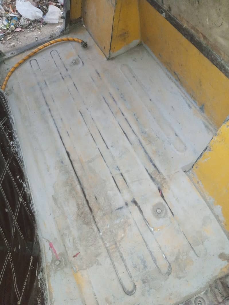 SazGar-2009,LPG-Gas-PetRoL Rickshaw, lWhite Engine, 2 Tyar OK, 4