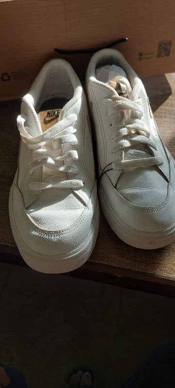 Nike sneakers, white leather and good quality, new condition size 42 0