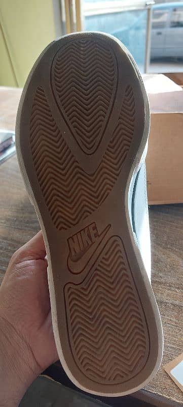 Nike sneakers, white leather and good quality, new condition size 42 3