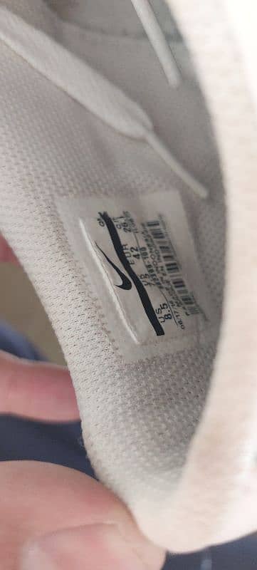 Nike sneakers, white leather and good quality, new condition size 42 4