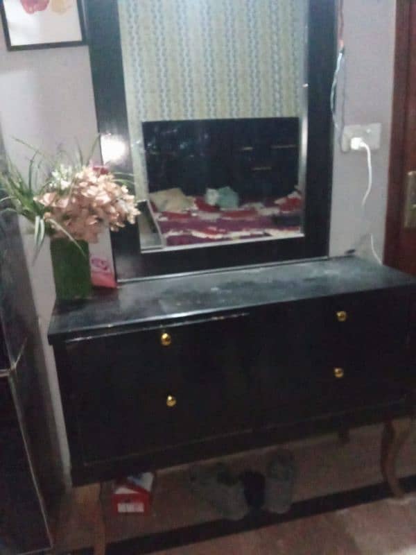 used bed uesd dressing 2