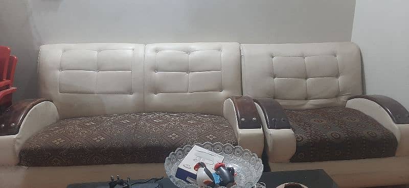 7 seater sofa with table for sell 3