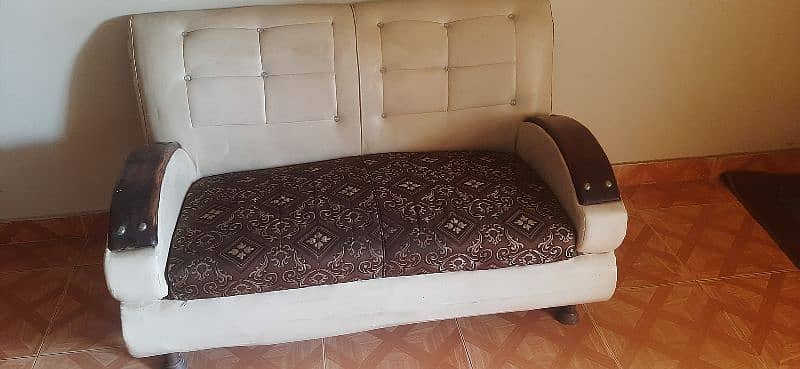 7 seater sofa with table for sell 6
