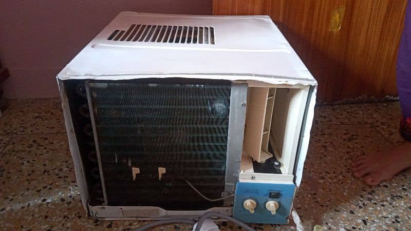 window AC 1