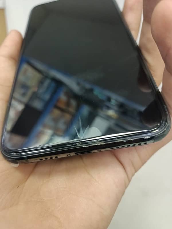 11 pro max dual sim pta approved 256gb 89% BH water pack 12