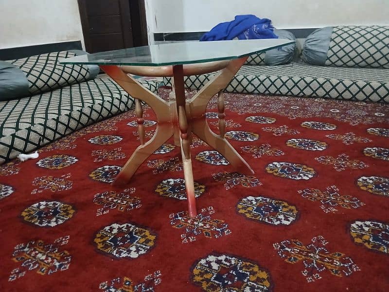 3 adad table hai 2 adad small 1 adad  large without glass hai 0