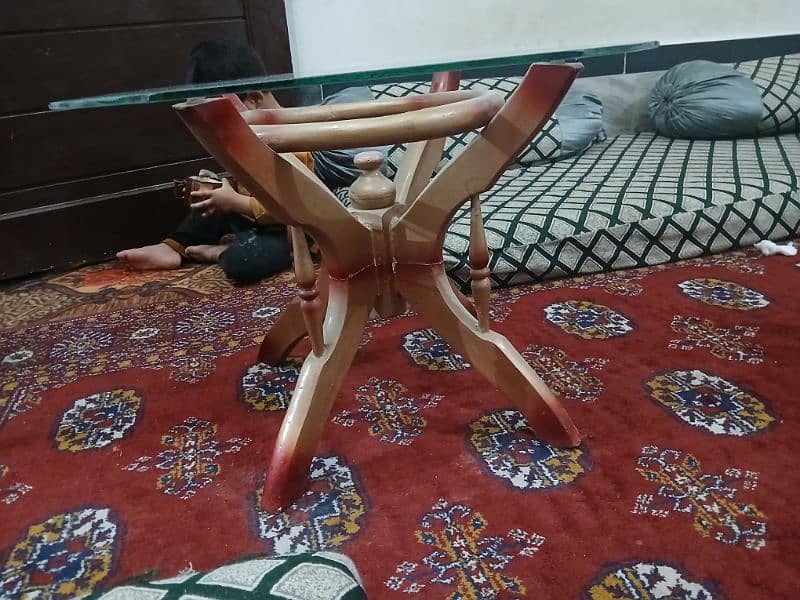3 adad table hai 2 adad small 1 adad  large without glass hai 1