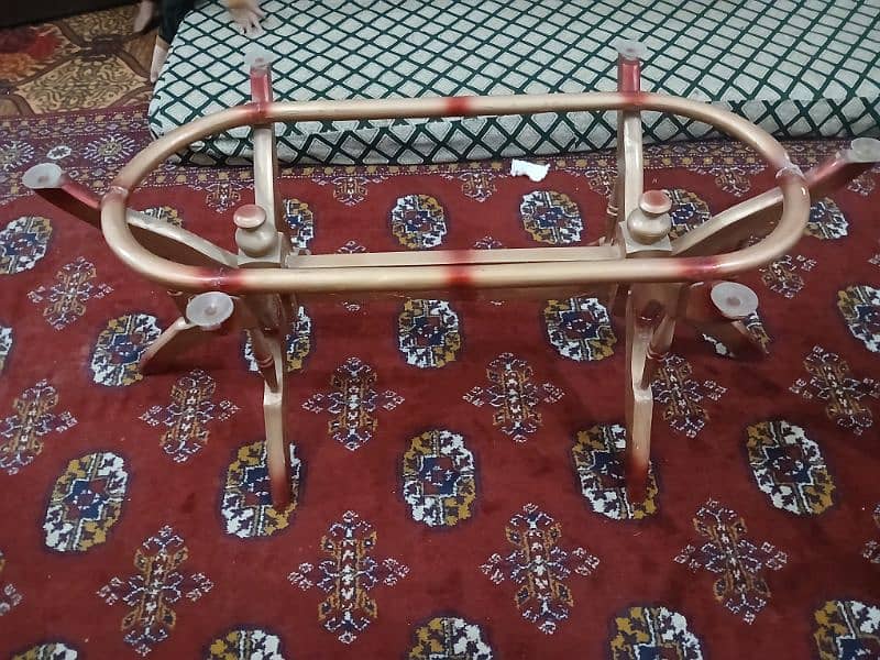 3 adad table hai 2 adad small 1 adad  large without glass hai 2