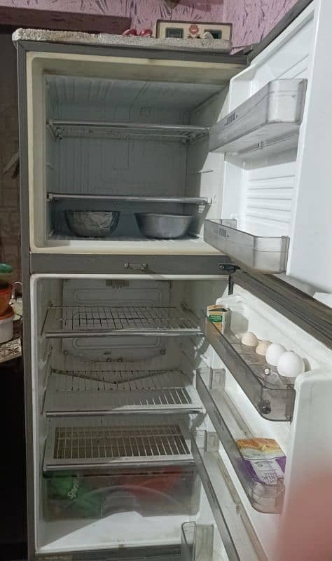 Urgent Sale Dawlance Refrigerator 2 Door 4
