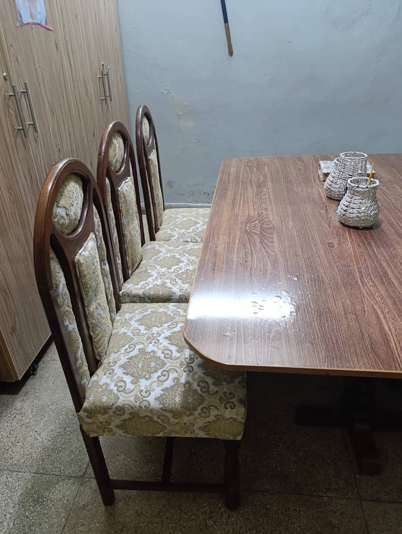 6 seater dining table  with no demage. Almost new 0