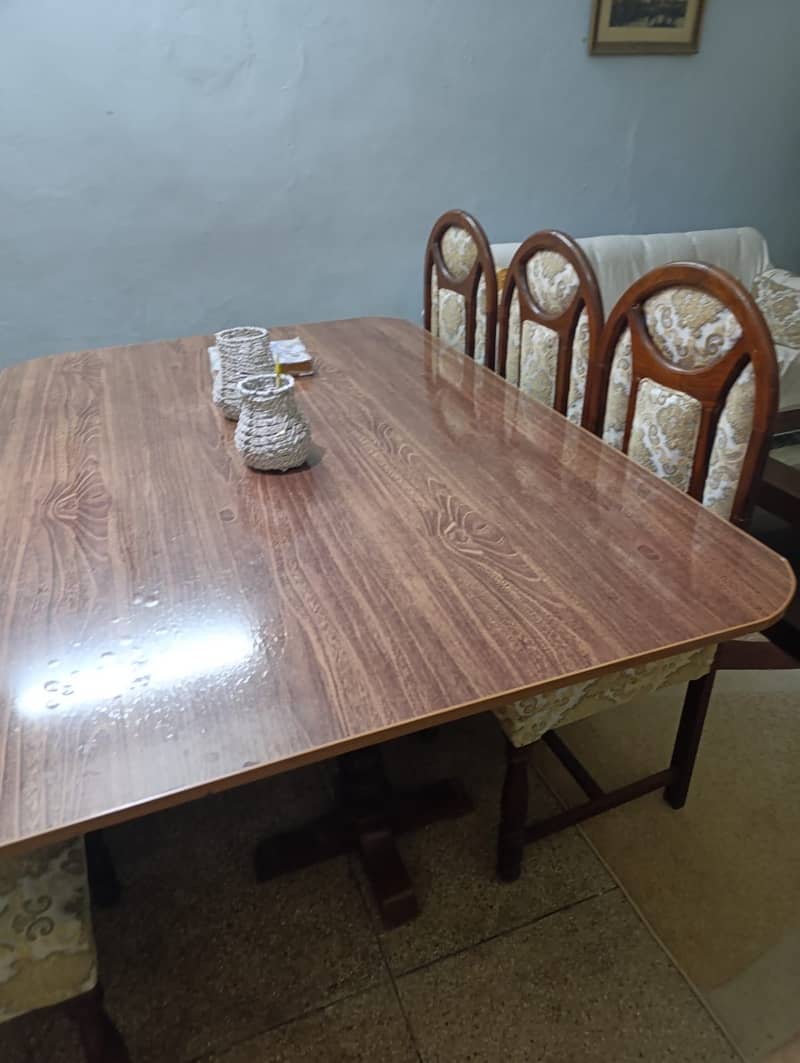 6 seater dining table  with no demage. Almost new 1