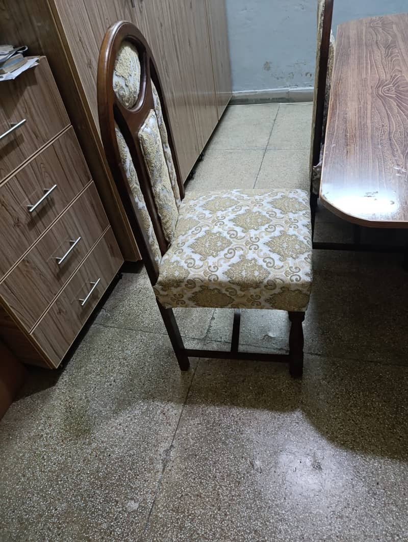 6 seater dining table  with no demage. Almost new 2
