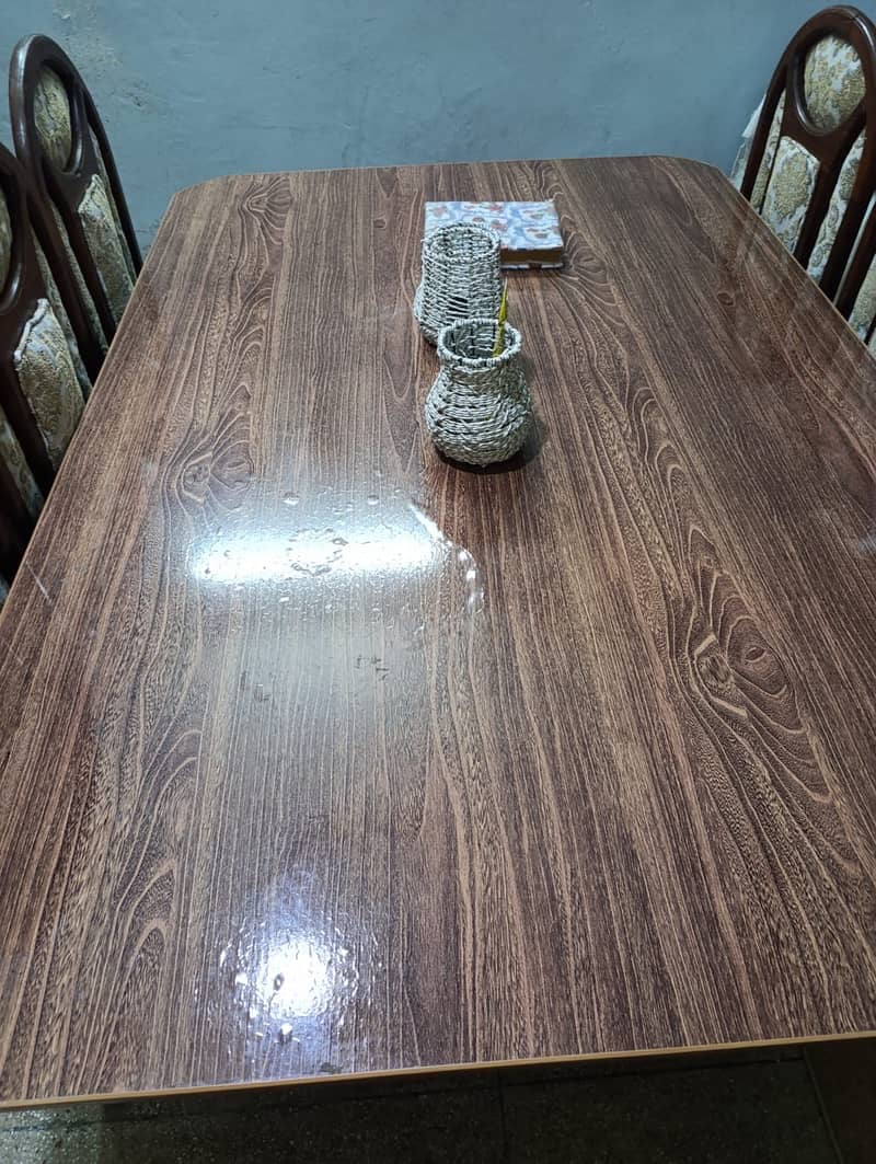 6 seater dining table  with no demage. Almost new 3