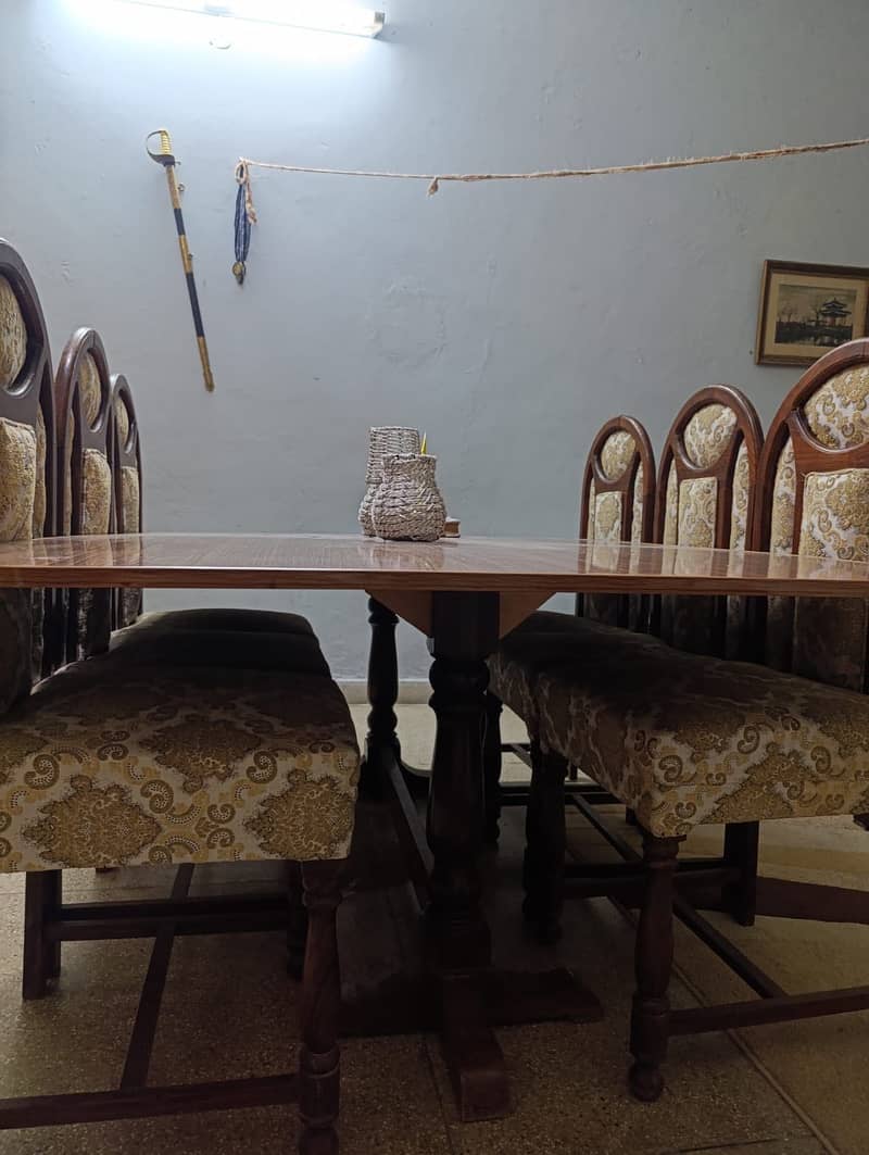 6 seater dining table  with no demage. Almost new 4