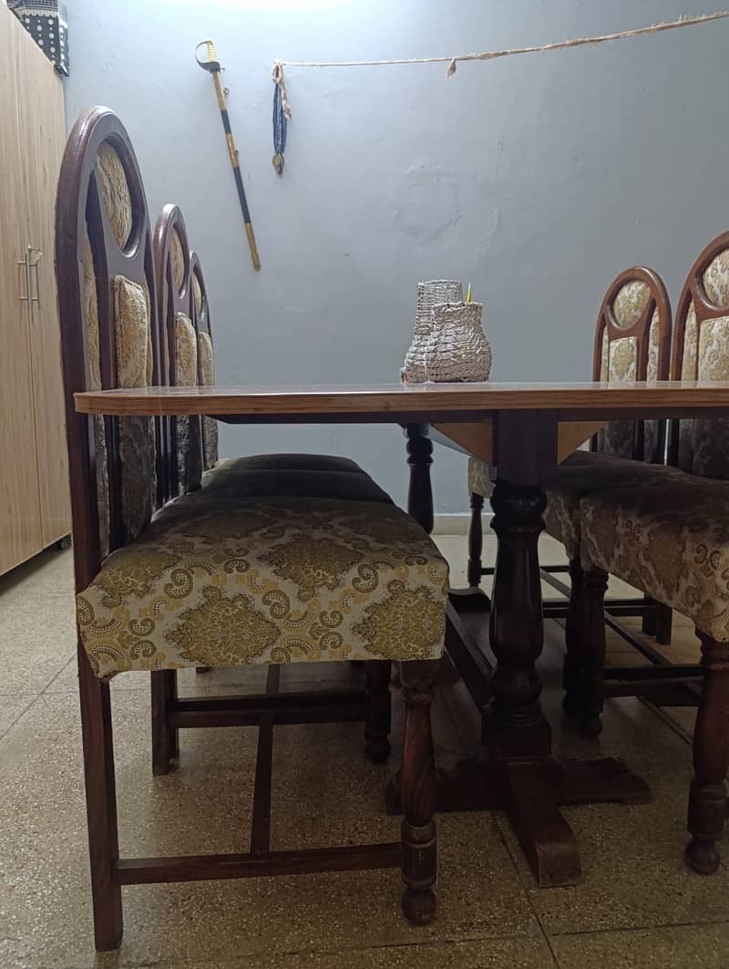6 seater dining table  with no demage. Almost new 6