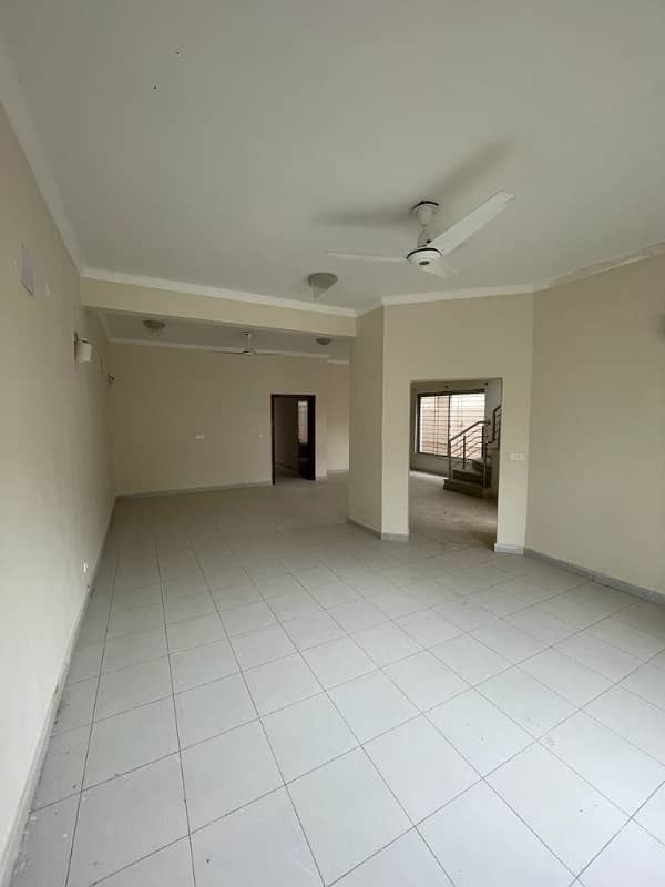 235sq yd 3 Bedrooms Luxury Villa is Available FOR RENT. 14km from Entrance of BTK. 3 Bed DDL 1 Kitchen 8