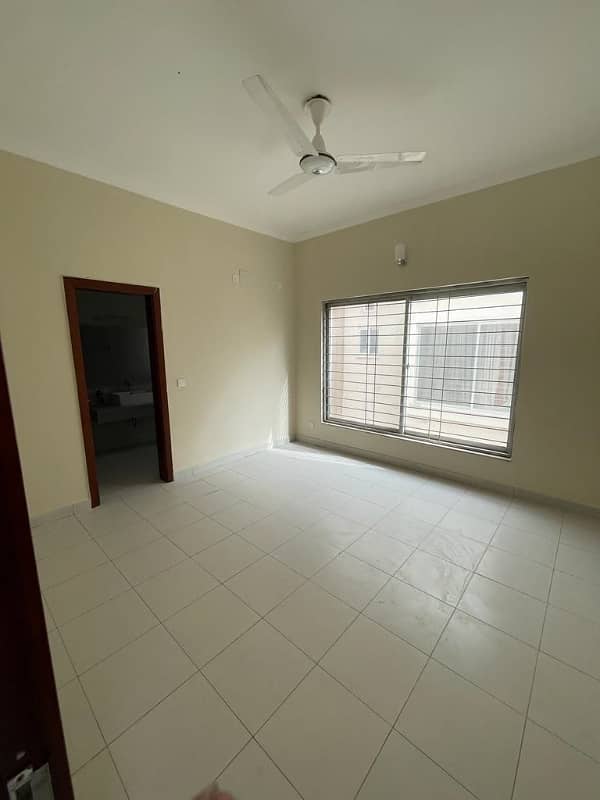 235sq yd 3 Bedrooms Luxury Villa is Available FOR RENT. 14km from Entrance of BTK. 3 Bed DDL 1 Kitchen 9