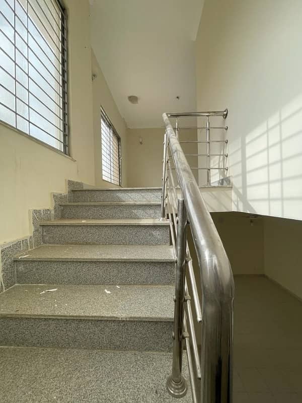 235sq yd 3 Bedrooms Luxury Villa is Available FOR RENT. 14km from Entrance of BTK. 3 Bed DDL 1 Kitchen 10