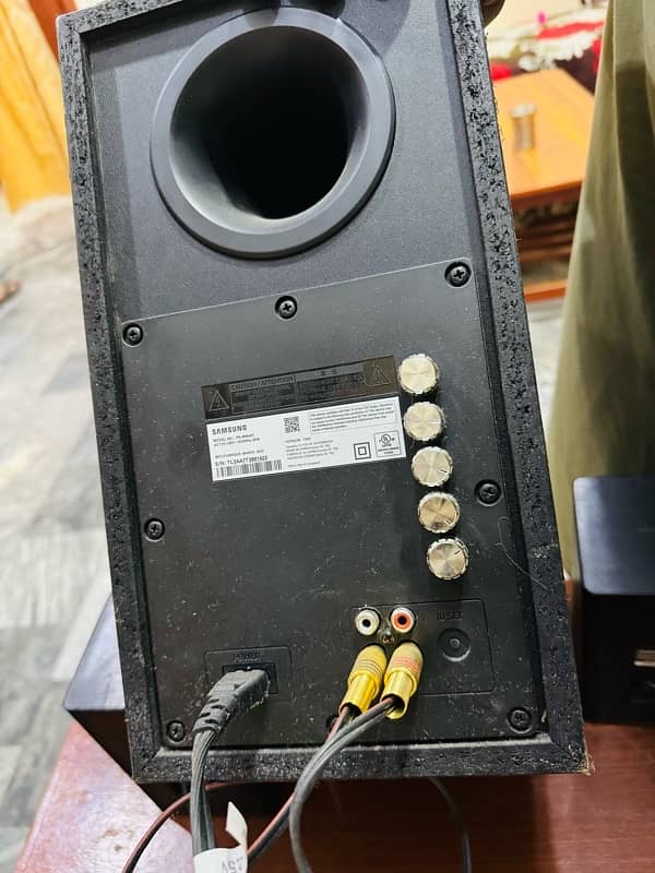 Samsung 2.1 subwoofer and speaker 4