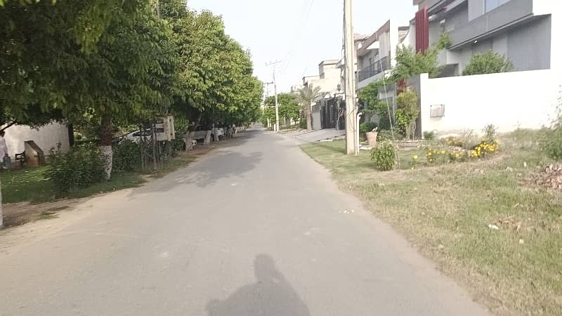 10 Marla 4550 Residential plot available for sale in Nasheman Iqbal phase 2 college Road Lahore 2