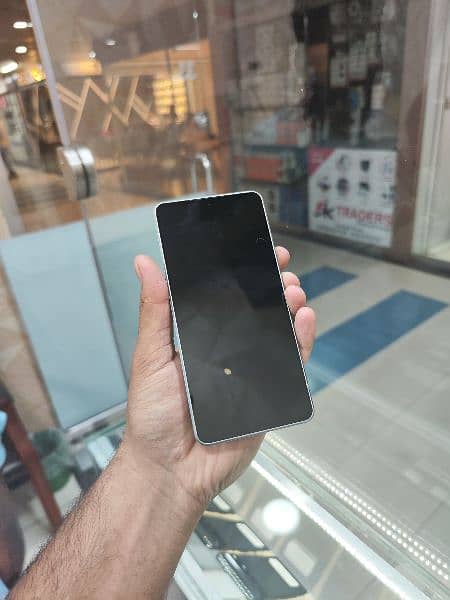 sharp Aquos R7 back broken  sim time over 12/256 8gen 1 snapdragon 1
