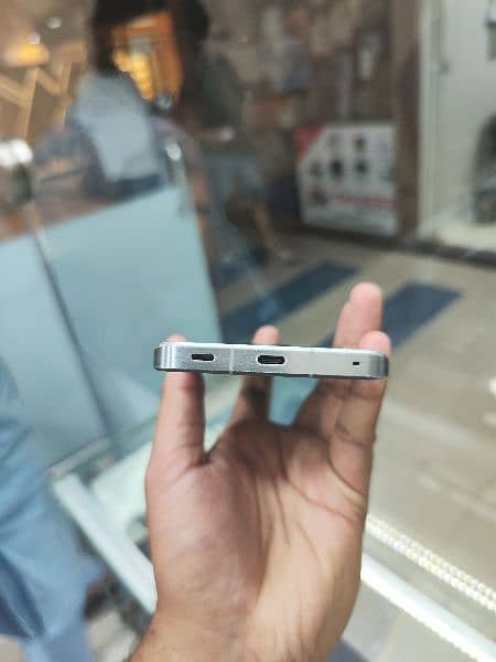 sharp Aquos R7 back broken  sim time over 12/256 8gen 1 snapdragon 2