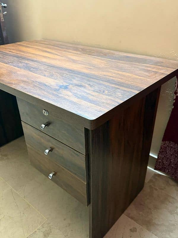4 Tables & 5 Chairs for Sale – Excellent Condition! 1