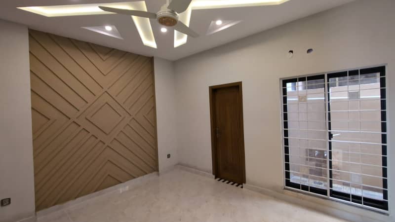 Prime Location House Spread Over 5 Marla In Park View City - Jade Extension Block Available 9