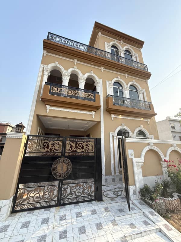 Get An Attractive Prime Location House In Lahore 0