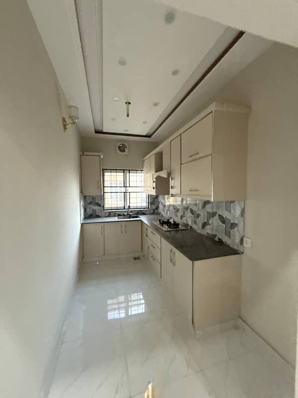 Get An Attractive Prime Location House In Lahore 4