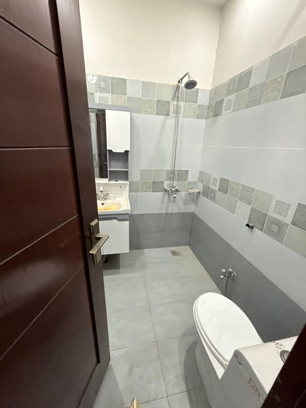 Get An Attractive Prime Location House In Lahore 5