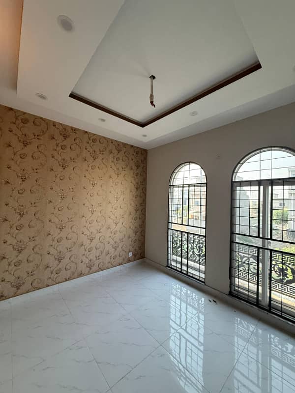 Get An Attractive Prime Location House In Lahore 8