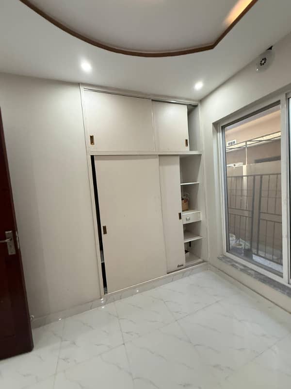 Get An Attractive Prime Location House In Lahore 9