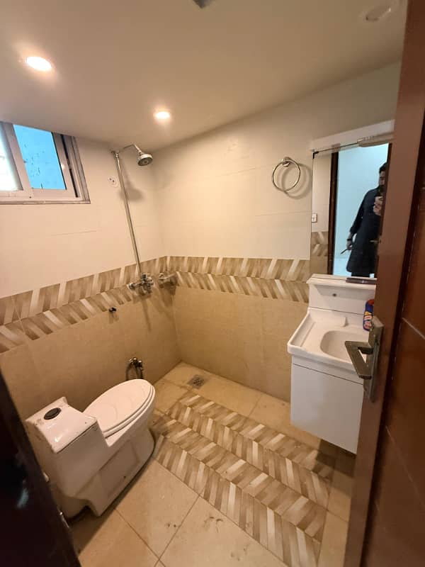 Get An Attractive Prime Location House In Lahore 10