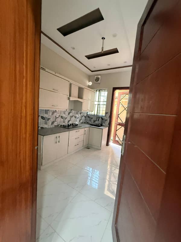 Get An Attractive Prime Location House In Lahore 11