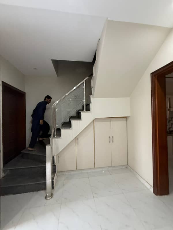Get An Attractive Prime Location House In Lahore 12