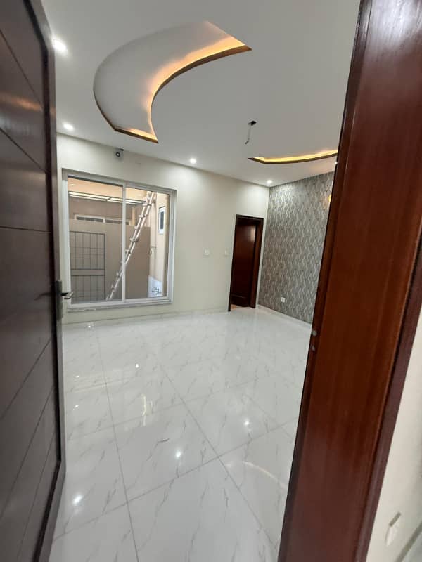 Get An Attractive Prime Location House In Lahore 13