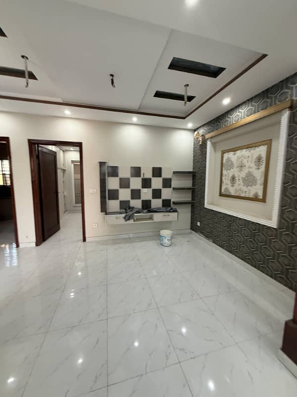 Get An Attractive Prime Location House In Lahore 14
