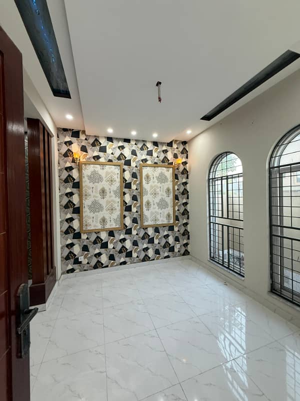 Get An Attractive Prime Location House In Lahore 15