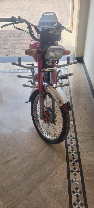 CD 70 motorcycle Just like new 8