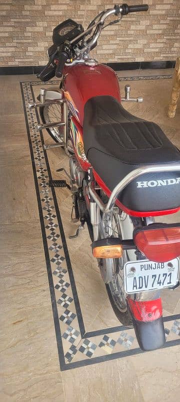 CD 70 motorcycle Just like new 10