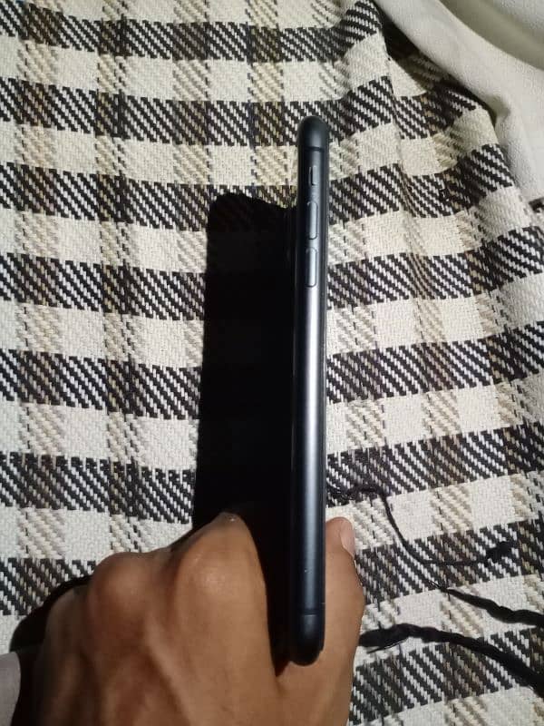 iPhone 11 jv 64 gb condition 10/9 battery 85% 7