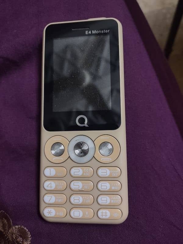 QMobile e4 monster 1