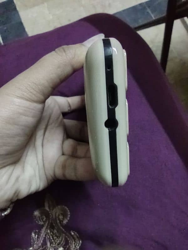 QMobile e4 monster 5