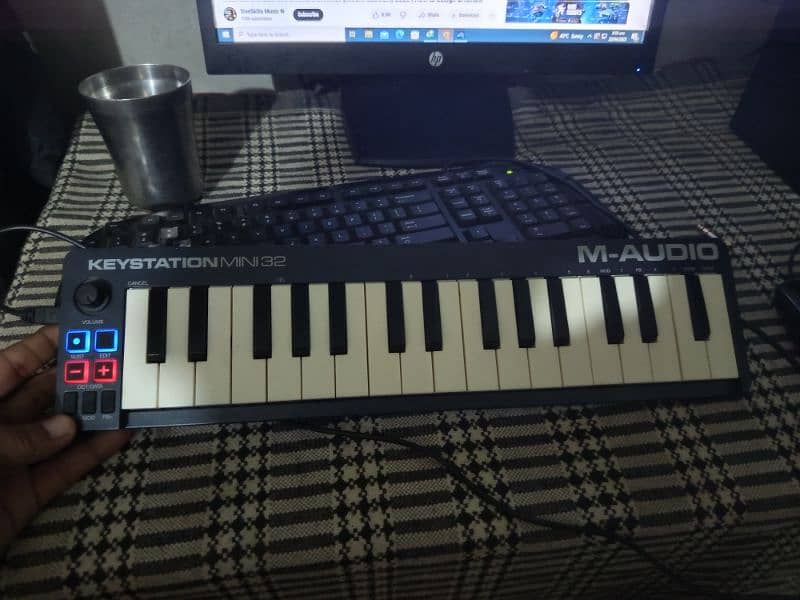 keystation mini 32 midi keyboard 1