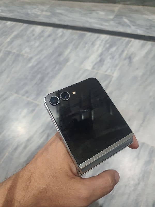 Samsung Z flip 5 Non PTA exchange possible phone with charger 3