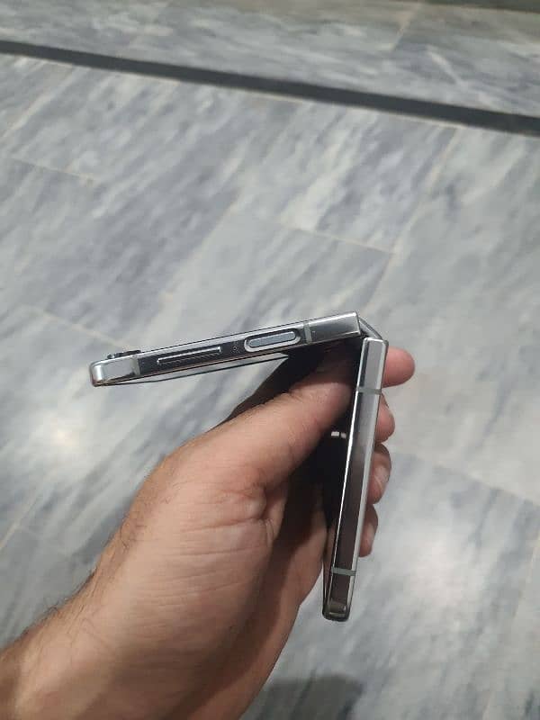 Samsung Z flip 5 Non PTA exchange possible phone with charger 4