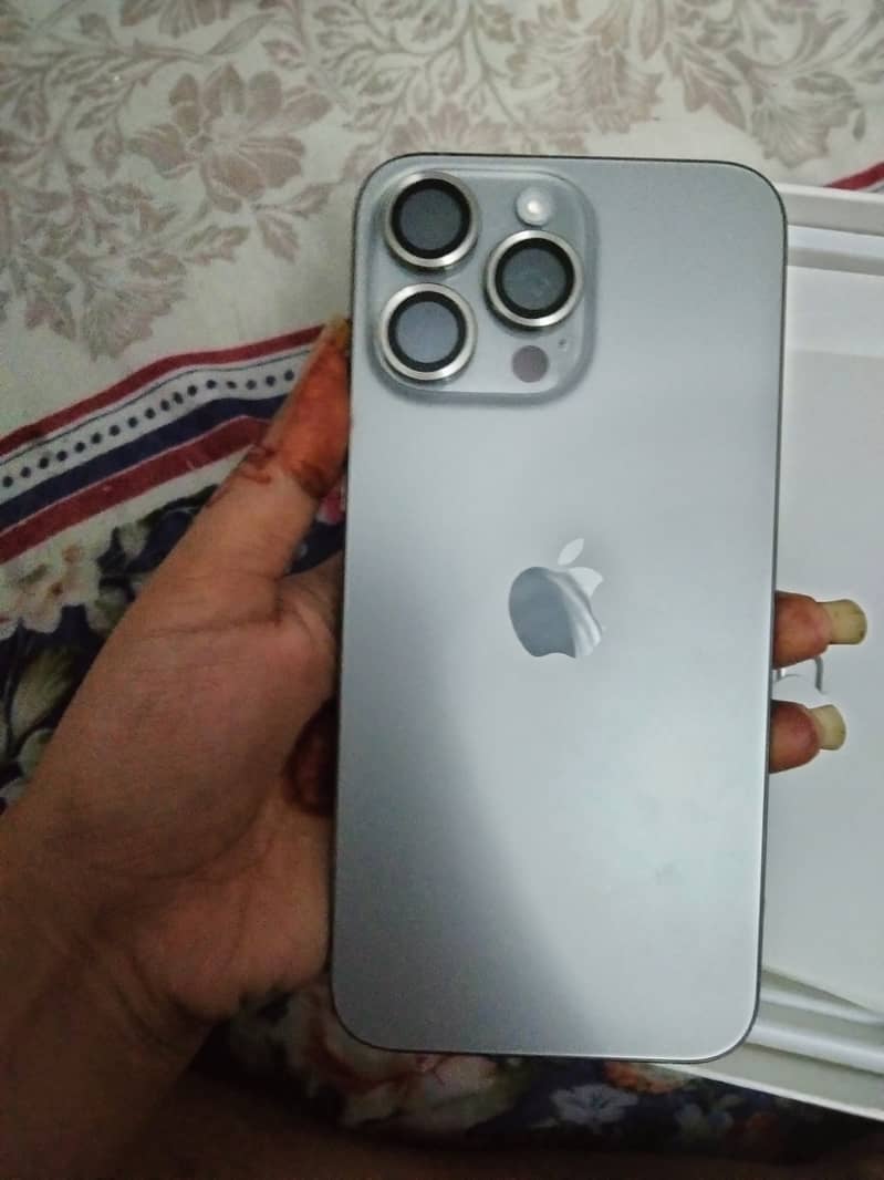 Apple iPhone 15 Pro Max 2