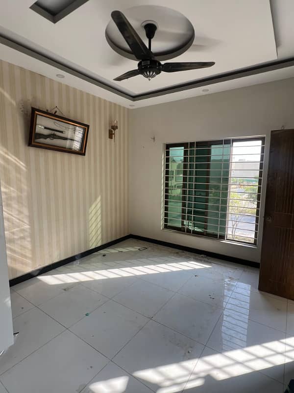 125 Yards Villa in Ali Block on Petrol Pump Entrance 1